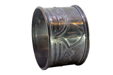 Argola de guardanapo em prata com motivos florais envolvendo cartela para monograma.